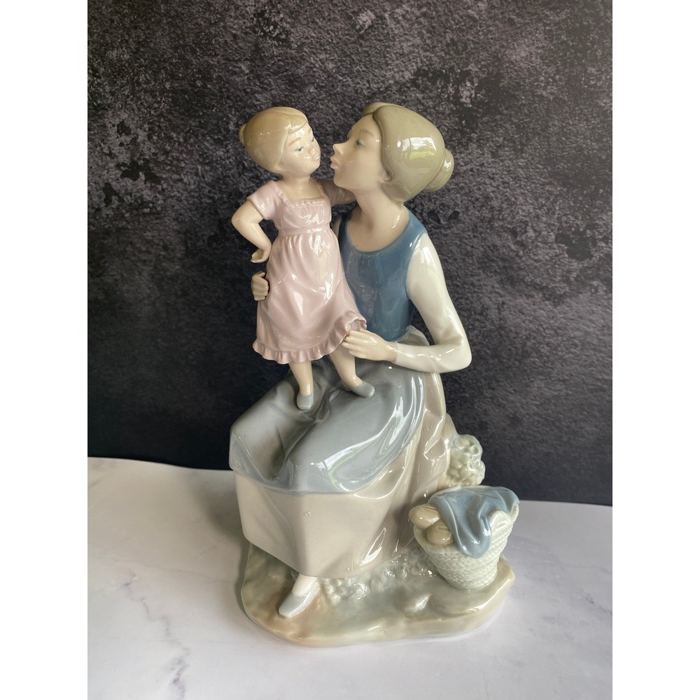 Vintage NAO by Lladro "The Pampering Mother " 10" Porcelain Figurine 1978